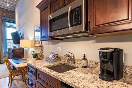 Hip Urban Loft - Small Town Charm - 124 Lofts #1 West Dundee Dış mekan fotoğraf